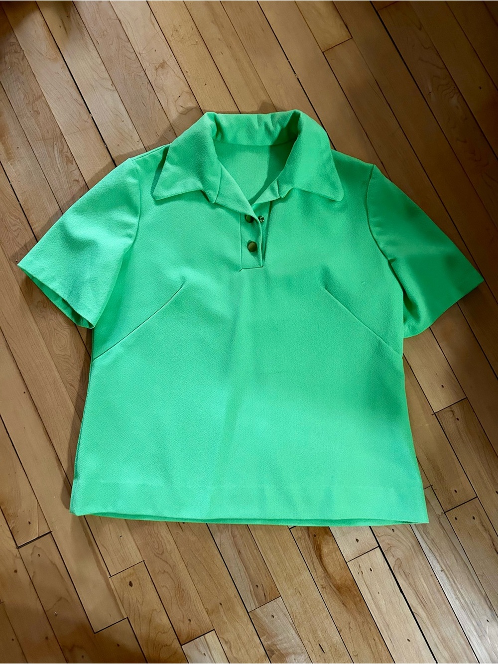 Short-Sleeve Vintage Collared Top in Green
